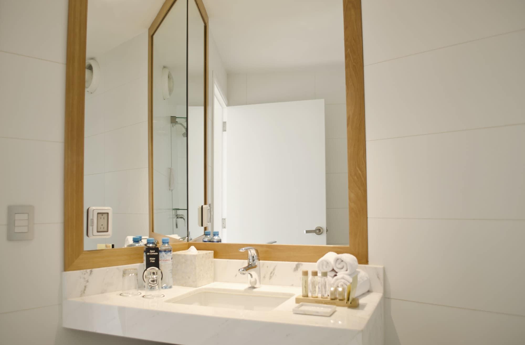 Ramada Encore By Wyndham Lima San Isidro Extérieur photo